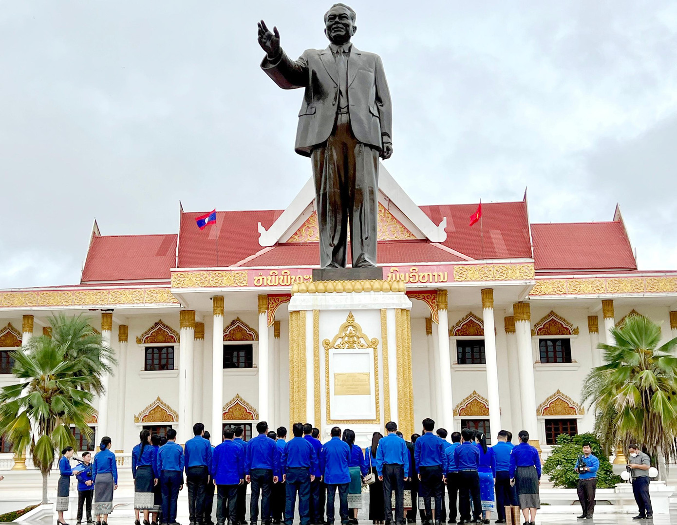Đoàn đại biểu thanh niên hai nước tại Tượng đài Chủ tịch Cay-xỏn Phôm-vi-hẳn.