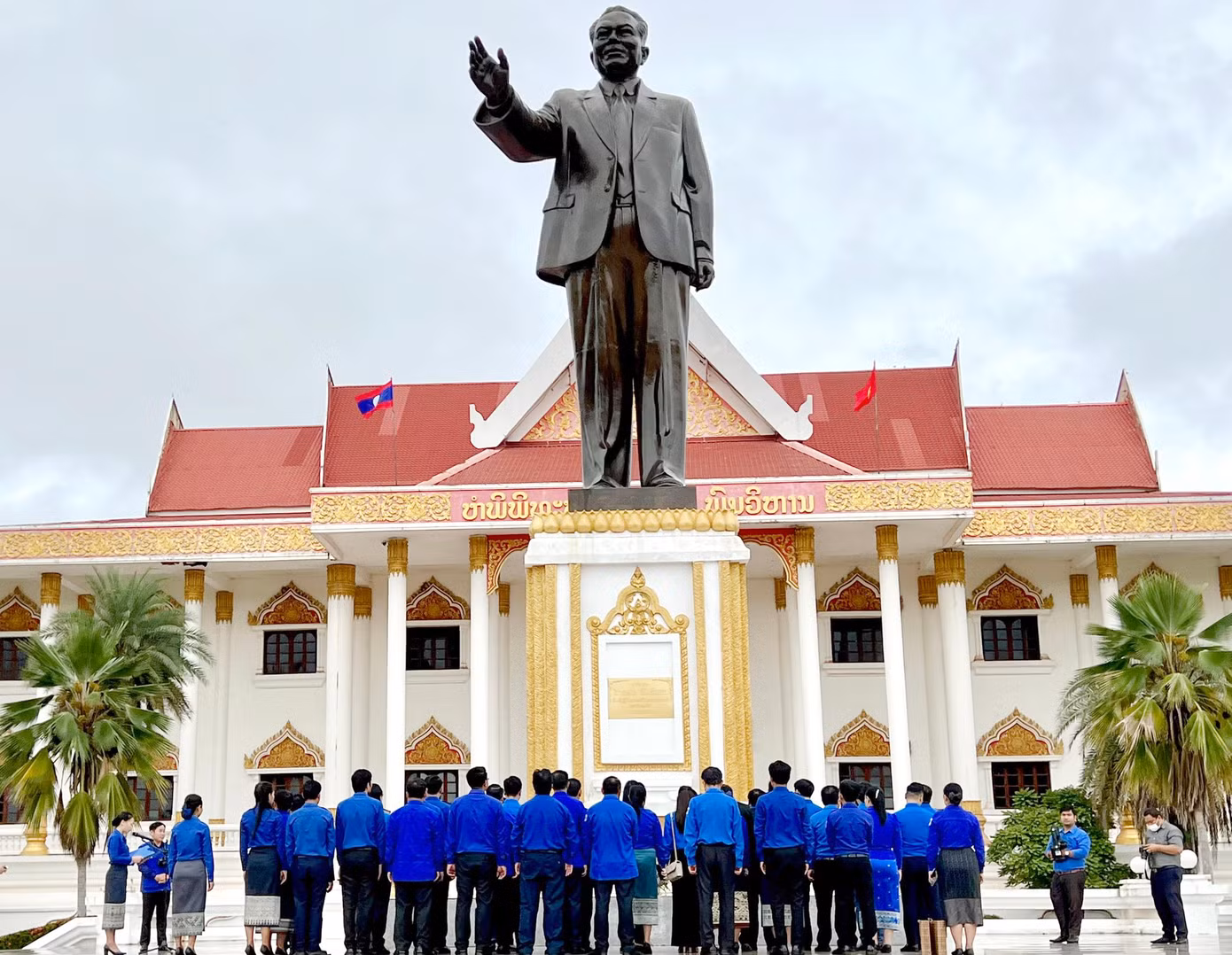 Đoàn đại biểu thanh niên hai nước tại Tượng đài Chủ tịch Cay-xỏn Phôm-vi-hẳn.