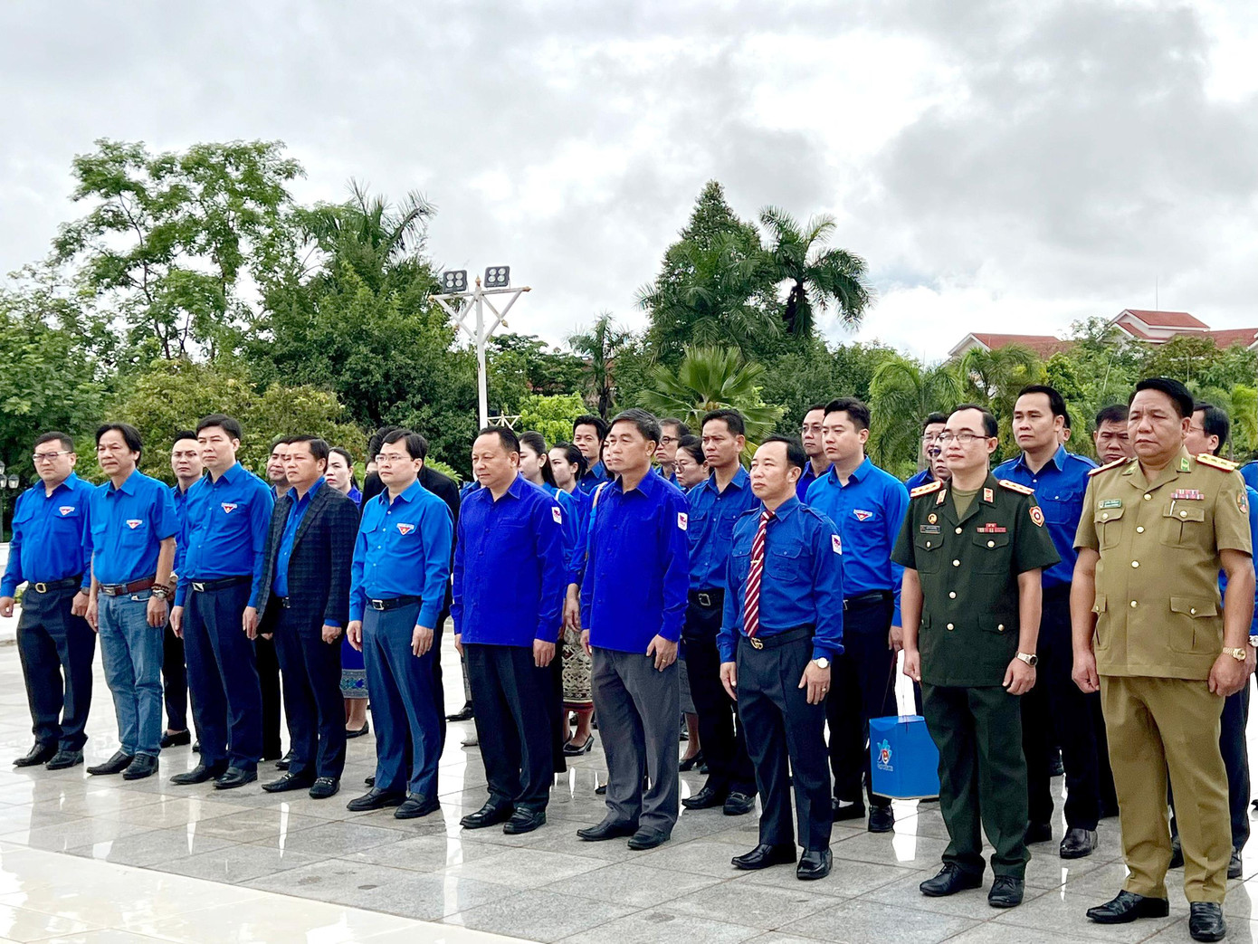 Các đại biểu bày tỏ niềm thành kính với Chủ tịch Cay-xỏn Phôm-vi-hản.