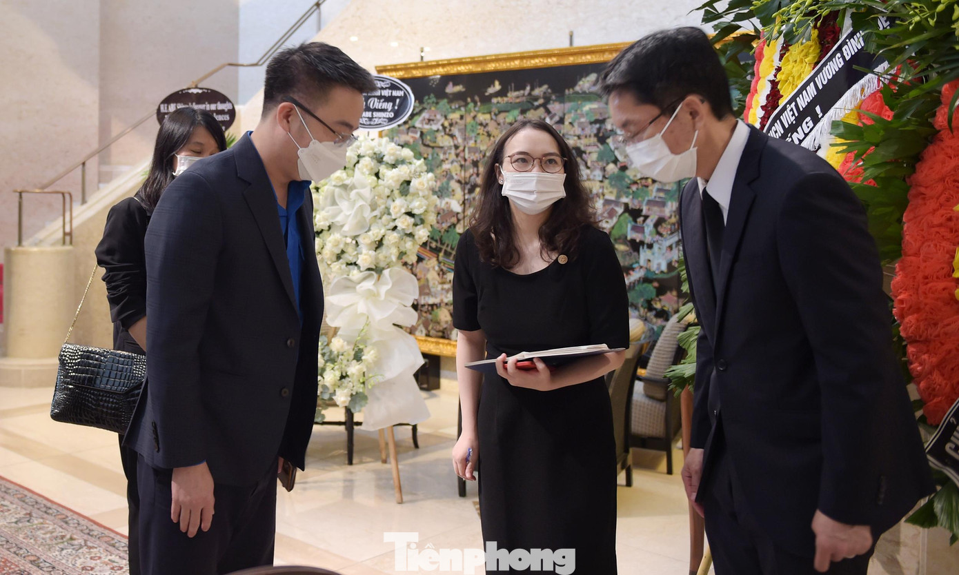 Bí thư T.Ư Đoàn Nguyễn Tường Lâm chia buồn với Đại sứ quán Nhật Bản tại Việt Nam. Ảnh: Xuân Tùng Bí thư T.Ư Đoàn Nguyễn Tường Lâm chia buồn với Đại sứ quán Nhật Bản tại Việt Nam. Ảnh: Xuân Tùng