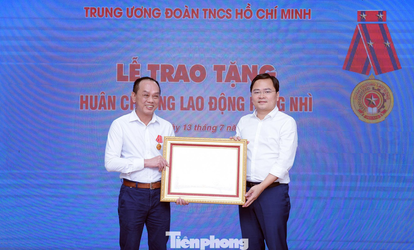 Anh Nguyễn Anh Tuấn trao tặng Huân chương Lao động hạng Nhì của Chủ tịch nước cho ông Trần Nguyên Hưng. Ảnh: Xuân Tùng Anh Nguyễn Anh Tuấn trao tặng Huân chương Lao động hạng Nhì của Chủ tịch nước cho ông Trần Nguyên Hưng. Ảnh: Xuân Tùng