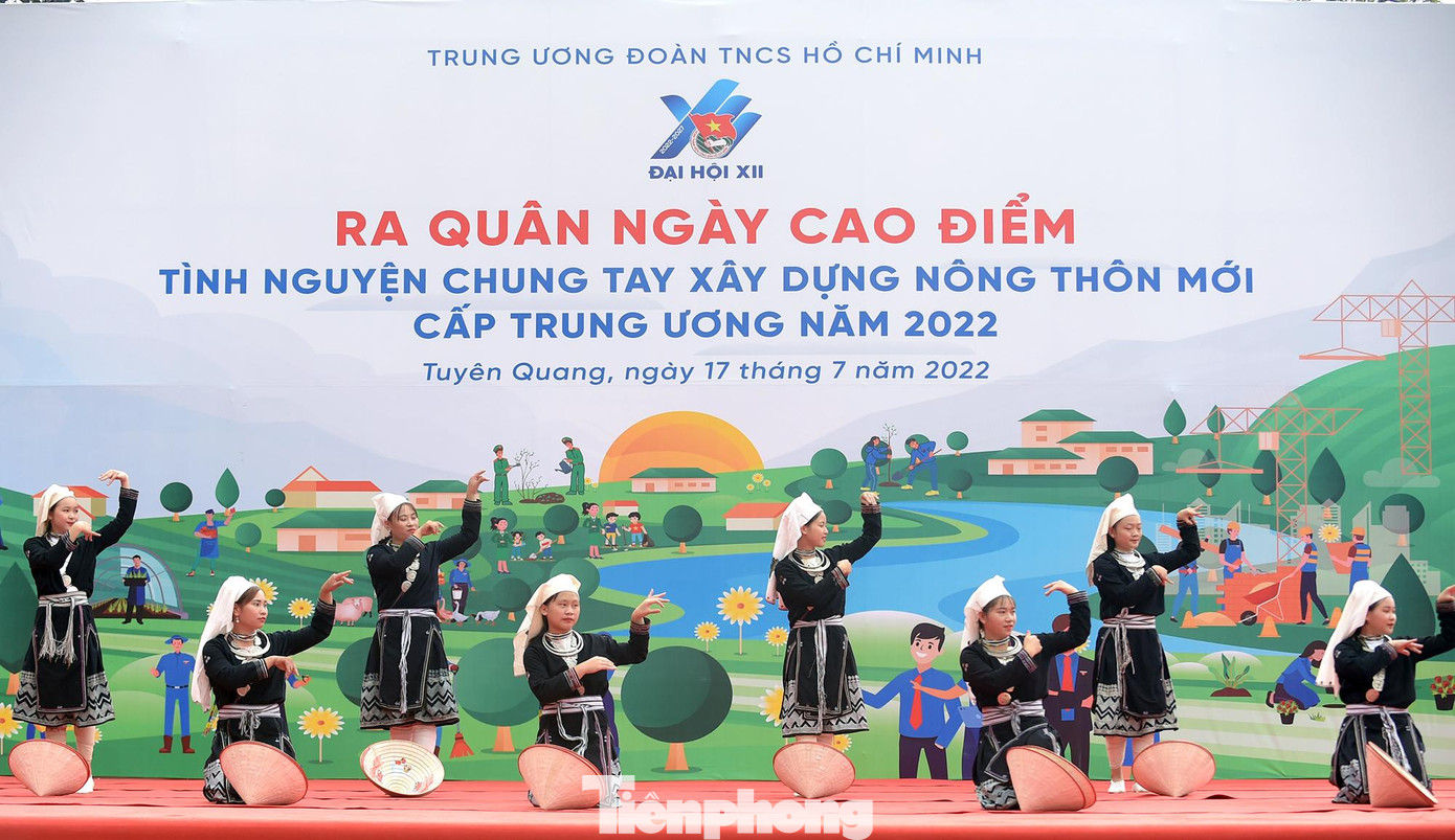 Tiết mục văn nghệ tại lễ ra quân. Ảnh: Xuân Tùng