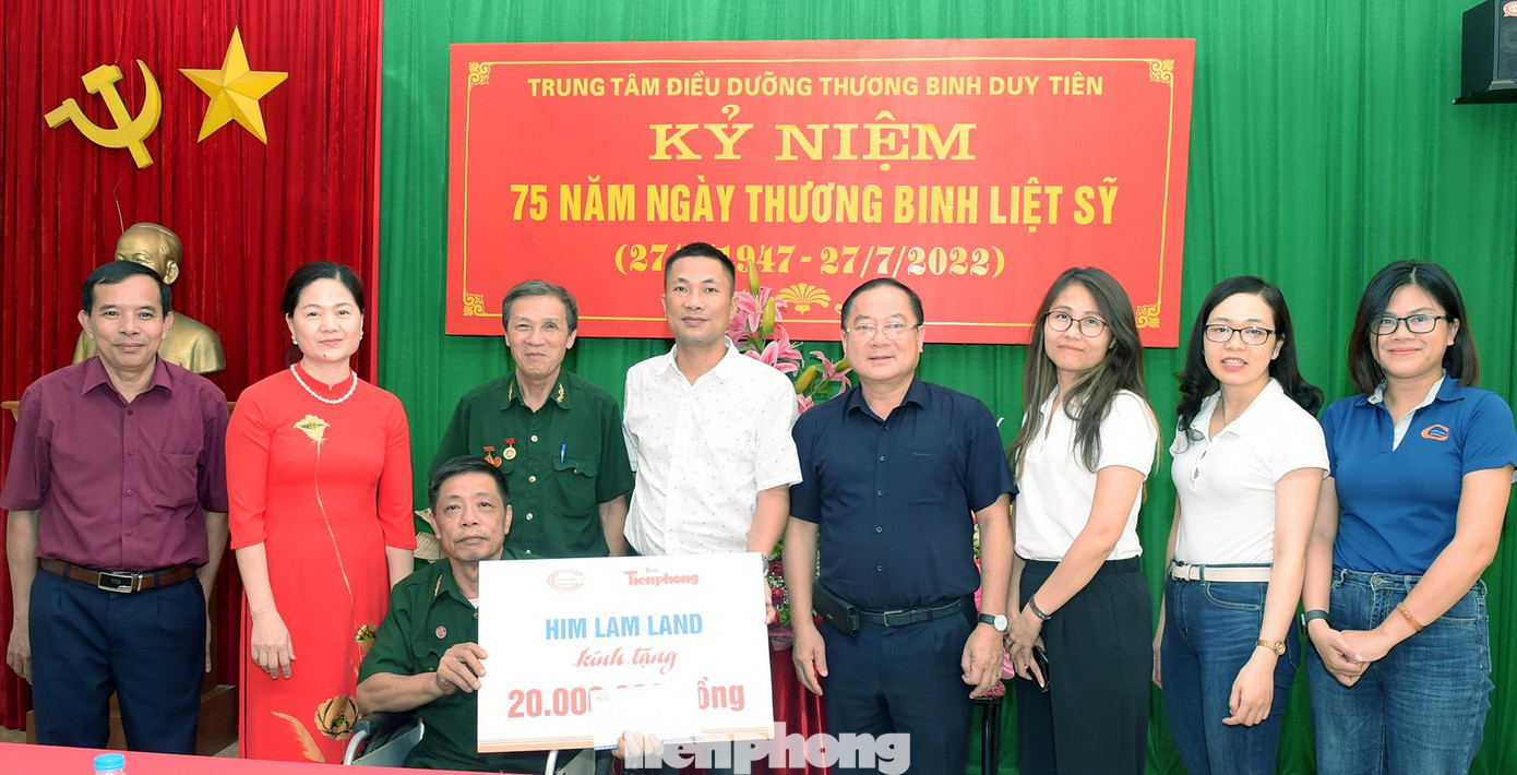 Đoàn công tác trao biển tới trung tâm điều dưỡng thương binh Duy Tiên. Ảnh: Xuân Tùng