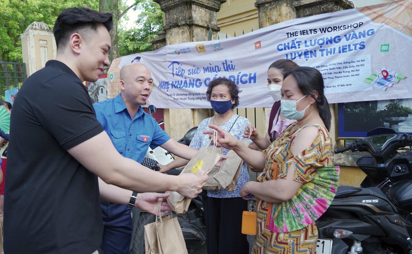 Phụ huynh cũng nhận được những món quà ý nghĩa Phụ huynh cũng nhận được những món quà ý nghĩa