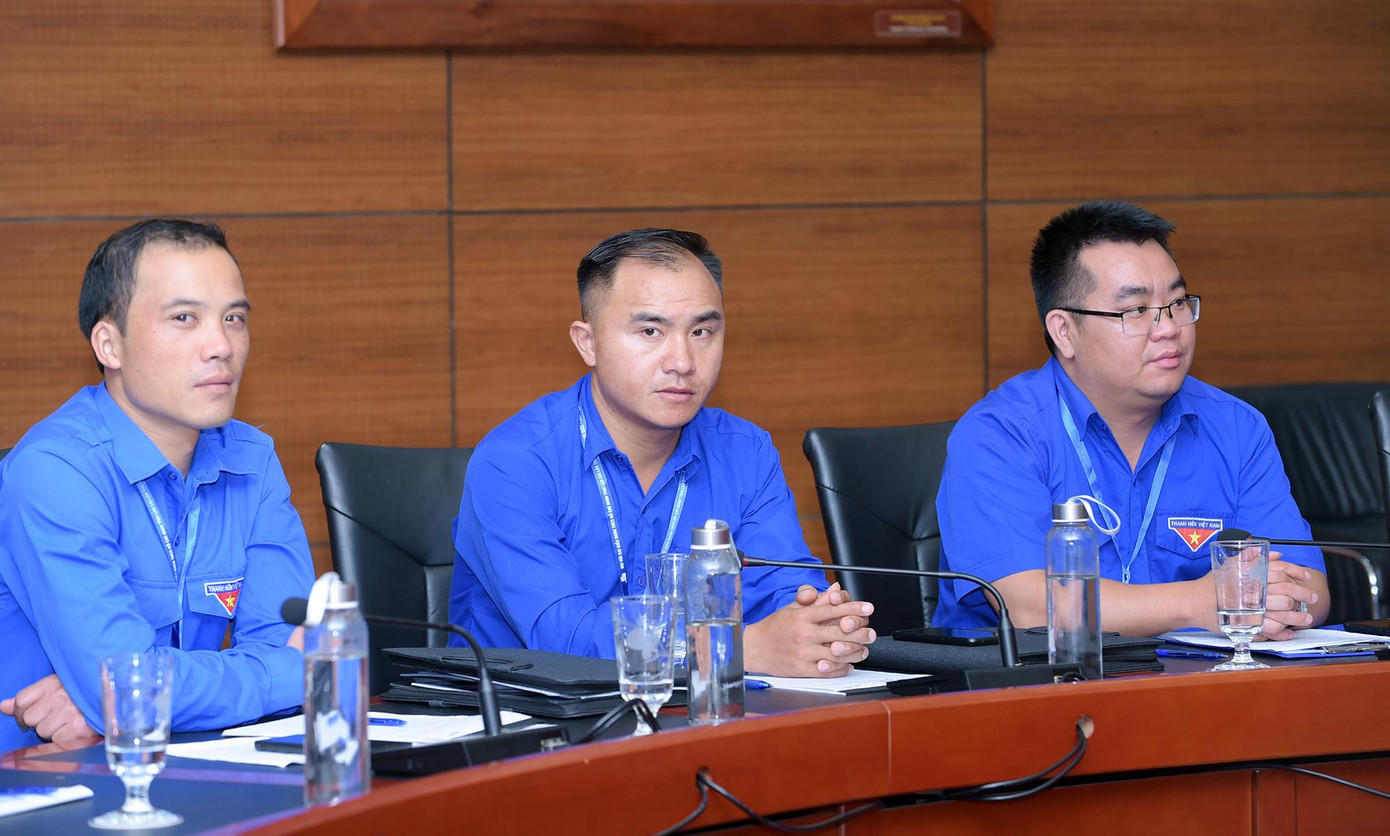 Anh Giàng Chúng Sang (ở giữa ảnh) chia sẻ về phát huy vai trò của tổ chức Đoàn trong công tác phòng chống tảo hôn, hôn nhân cận huyết. Anh Giàng Chúng Sang (ở giữa ảnh) chia sẻ về phát huy vai trò của tổ chức Đoàn trong công tác phòng chống tảo hôn, hôn nhân cận huyết.