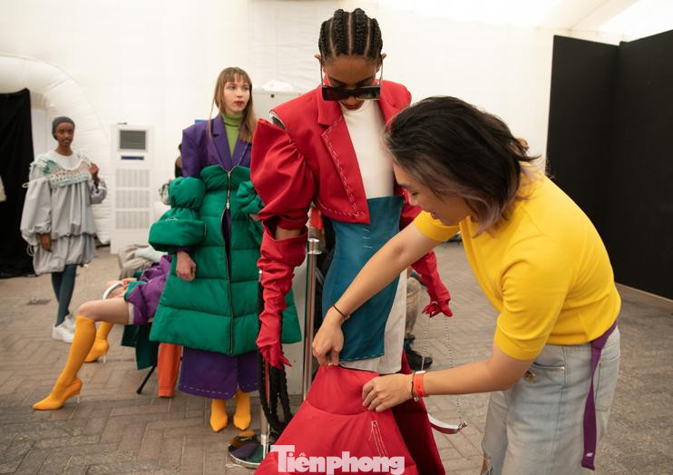 Bộ sưu tập của Đinh Xuân Tùng gây ấn tượng khi sử dụng màu sắc đối và chi tiết phụ kiện quả chuối độc đáo. Bộ sưu tập của Đinh Xuân Tùng gây ấn tượng khi sử dụng màu sắc đối và chi tiết phụ kiện quả chuối độc đáo.