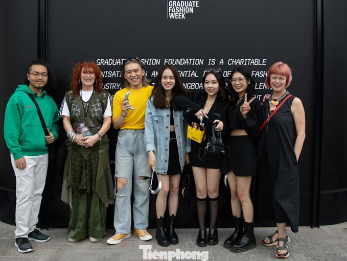 Thu Trang (thứ hai từ phải sang) và Xuân Tùng (thứ 5 từ phải sang) cùng sinh viên và giảng viên Học viện Thiết kế và Thời trang London – Hanoi tại sự kiện. Ảnh: CTV Thu Trang (thứ hai từ phải sang) và Xuân Tùng (thứ 5 từ phải sang) cùng sinh viên và giảng viên Học viện Thiết kế và Thời trang London – Hanoi tại sự kiện. Ảnh: CTV