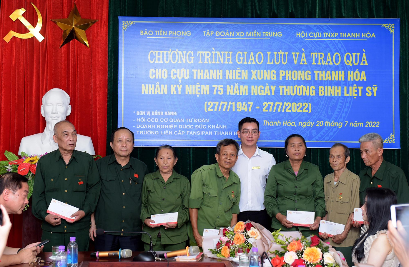 Ông Vũ Minh Châu - Phó Hiệu trưởng Trường Phổ thông liên cấp Fansipan Thanh Hóa trao tặng quà tới các cựu TNXP. Ảnh: Xuân Tùng