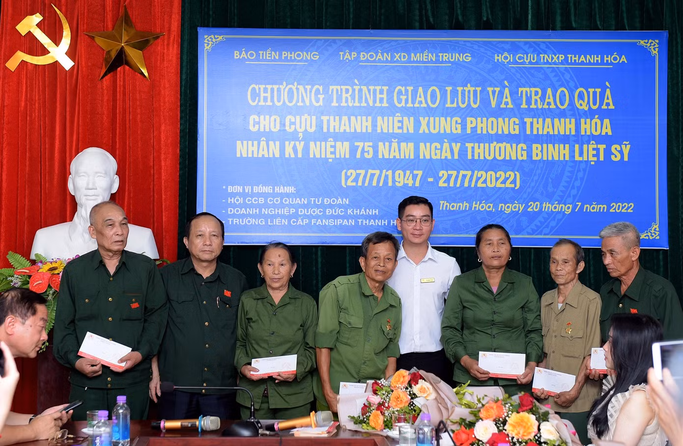 Ông Vũ Minh Châu - Phó Hiệu trưởng Trường Phổ thông liên cấp Fansipan Thanh Hóa trao tặng quà tới các cựu TNXP. Ảnh: Xuân Tùng Ông Vũ Minh Châu - Phó Hiệu trưởng Trường Phổ thông liên cấp Fansipan Thanh Hóa trao tặng quà tới các cựu TNXP. Ảnh: Xuân Tùng