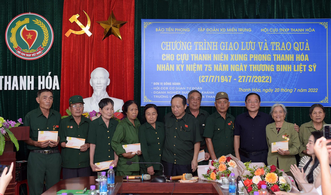 Nhà báo Lê Xuân Sơn - Tổng Biên tập Báo Tiền Phong trao tặng quà tới các cựu TNXP. Ảnh: Xuân Tùng