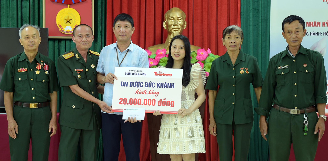 Bà Lê Thị Loan - Giám đốc công ty Dược Đức Khánh trao biển tượng trưng tới Trung tâm.