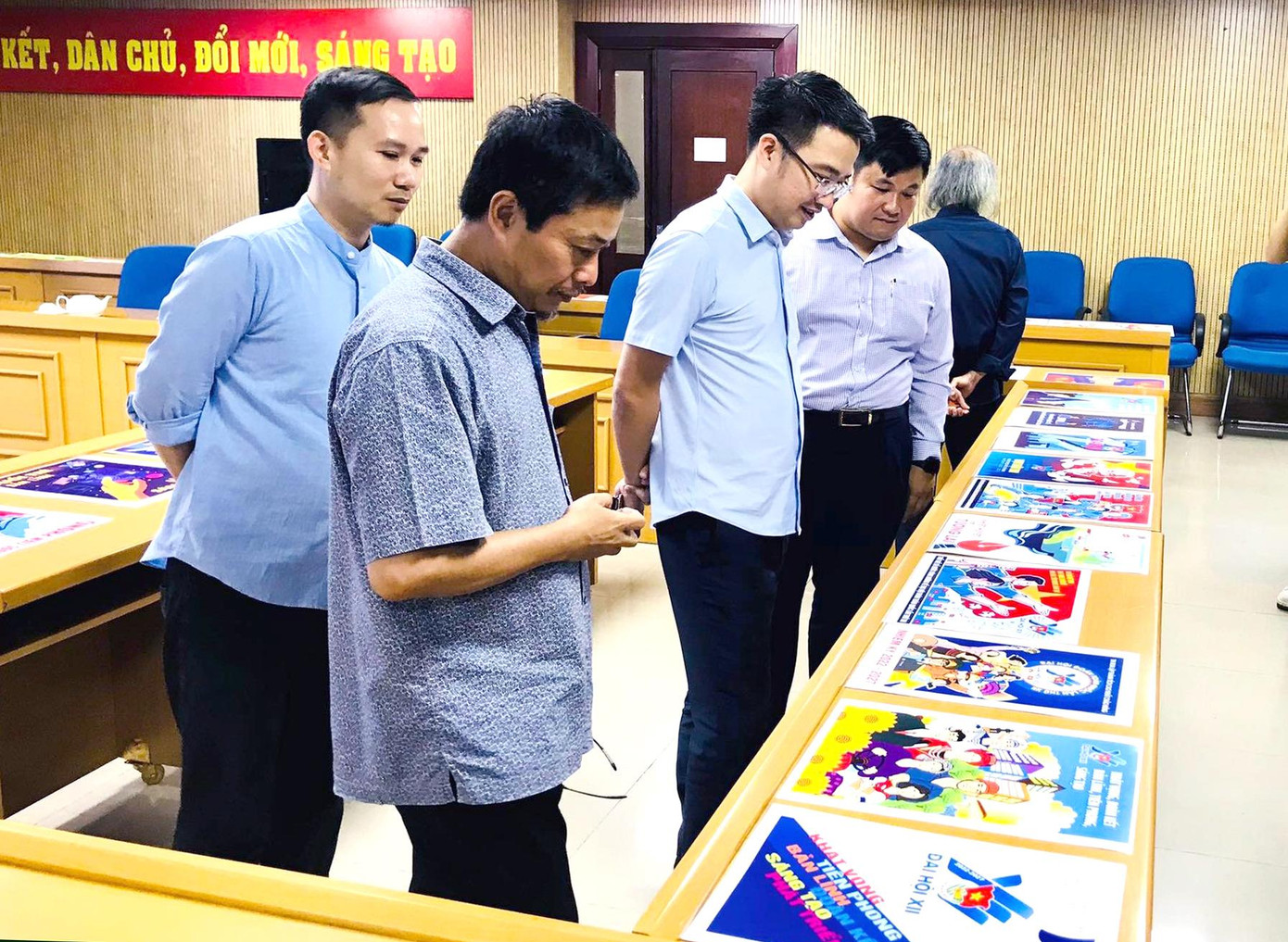 Bí thư T.Ư Đoàn và thành viên Hội đồng giám khảo đánh giá các tác phẩm dự thi. Ảnh: Thanh Nga Bí thư T.Ư Đoàn và thành viên Hội đồng giám khảo đánh giá các tác phẩm dự thi. Ảnh: Thanh Nga