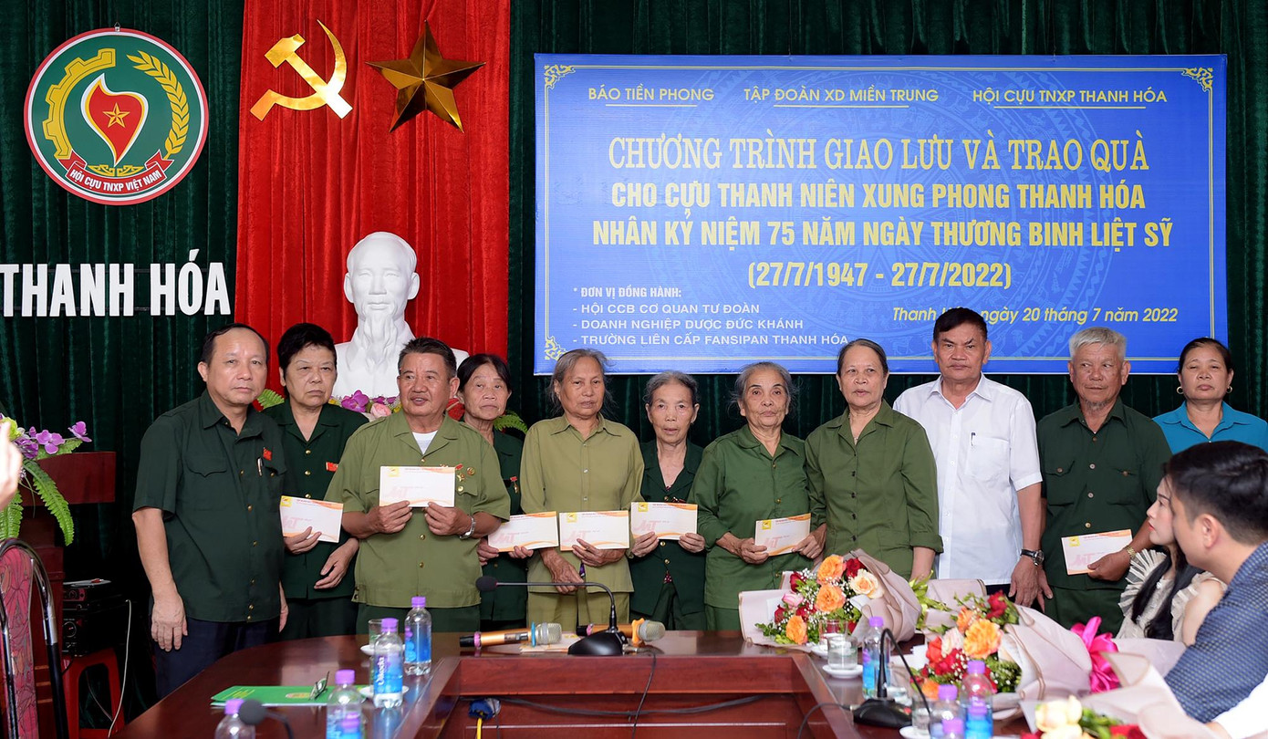 Ông Nguyễn Thiết Giáp - Phó Tổng giám đốc Tập đoàn Xây dựng miền Trung trao tặng quà tới các cựu TNXP. Ảnh: Xuân Tùng