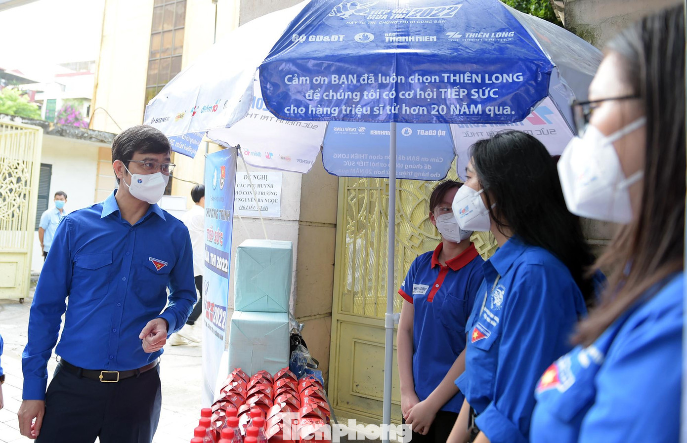 Anh Bùi Quang Huy thăm hỏi, động viên các tình nguyện viên Tiếp sức mùa thi tại Trường THPT Phạm Hồng Thái (phường Cống Vị, quận Ba Đình, Hà Nội). Ảnh: Xuân Tùng