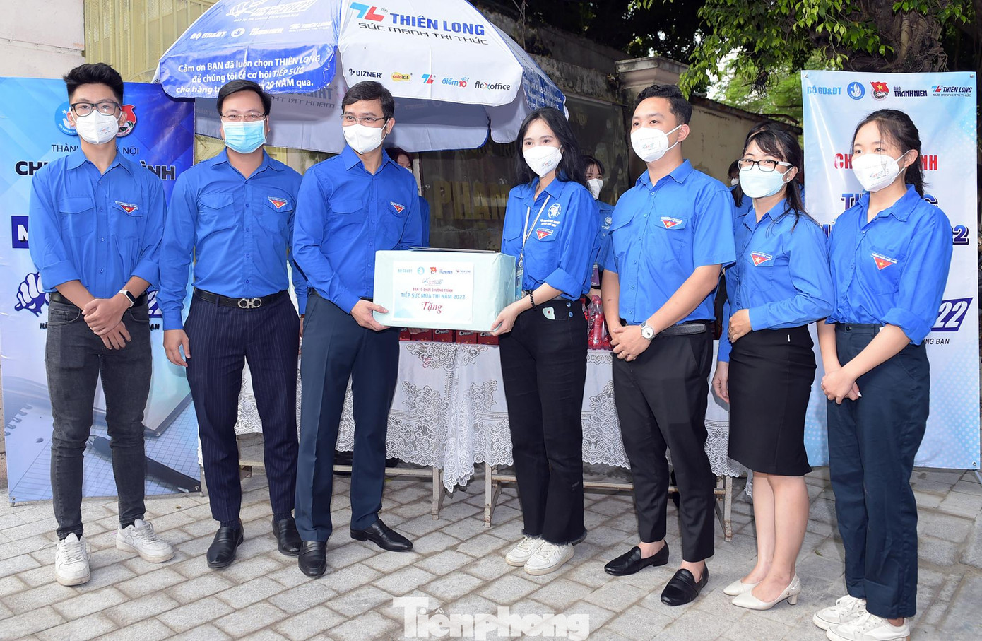 Anh Bùi Quang Huy tặng quà đội hình Tiếp sức mùa thi tại Trường THPT Phạm Hồng Thái. Ảnh: Xuân Tùng