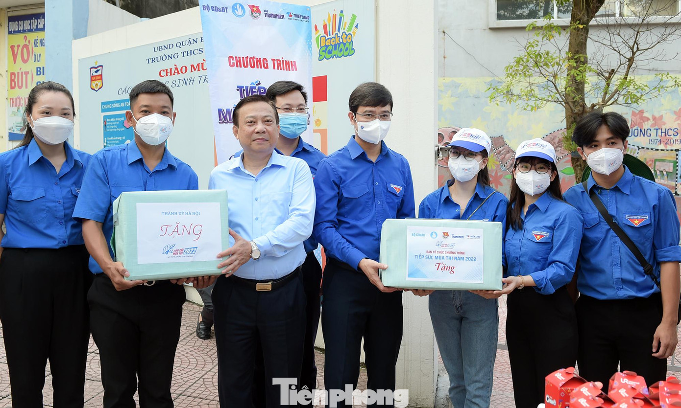 Bí thư thường trực T.Ư Đoàn Bùi Quang Huy và Phó Trưởng ban thường trực Ban Dân vận Thành uỷ Hà Nội Trịnh Huy Thành tặng quà đội hình Tiếp sức mùa thi tại trường THCS Ba Đình (quận Ba Đình, Hà Nội). Ảnh: Xuân Tùng
