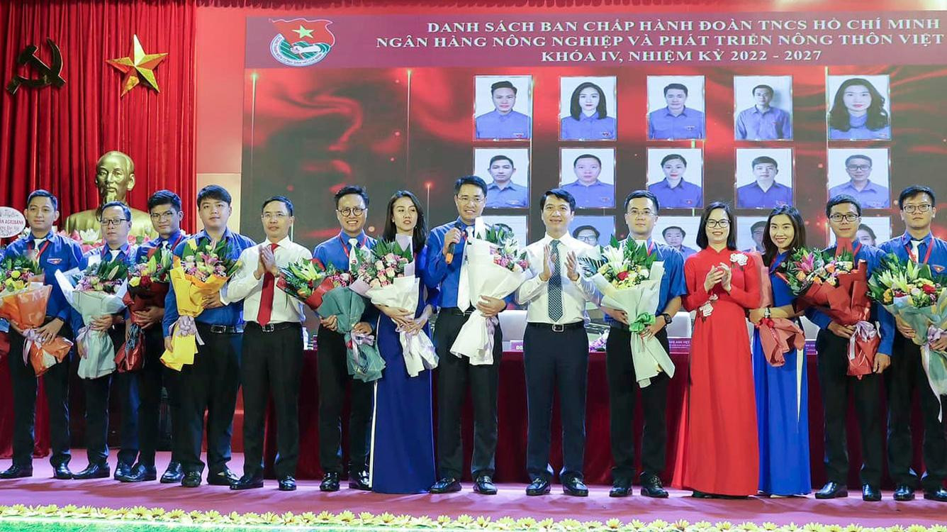 Bí thư T.Ư Đoàn Nguyễn Ngọc Lương, Bí thư Đoàn Khối Doanh nghiệp T.Ư Hoàng Thị Minh Thu và Bí thư Đảng ủy, Chủ tịch HĐTV Agribank Phạm Đức Ấn tặng hoa chúc mừng Ban Chấp hành Đoàn Agribank nhiệm kỳ 2022 - 2027. Ảnh: BTC Bí thư T.Ư Đoàn Nguyễn Ngọc Lương, Bí thư Đoàn Khối Doanh nghiệp T.Ư Hoàng Thị Minh Thu và Bí thư Đảng ủy, Chủ tịch HĐTV Agribank Phạm Đức Ấn tặng hoa chúc mừng Ban Chấp hành Đoàn Agribank nhiệm kỳ 2022 - 2027. Ảnh: BTC