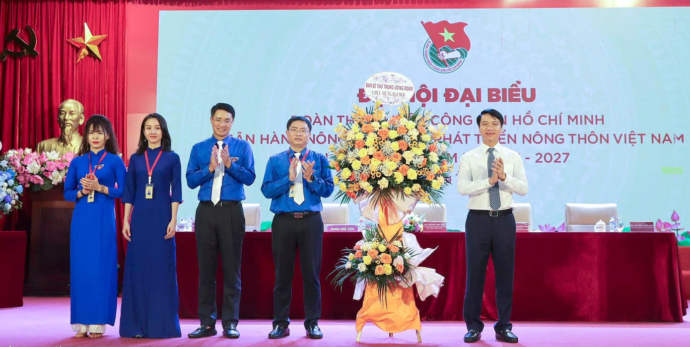 Bí thư T.Ư Đoàn, Chủ tịch Hội LHTN Việt Nam Nguyễn Ngọc Lương (ngoài cùng bên trái) tặng hoa chúc mừng Đại hội. Ảnh: BTC Bí thư T.Ư Đoàn, Chủ tịch Hội LHTN Việt Nam Nguyễn Ngọc Lương (ngoài cùng bên trái) tặng hoa chúc mừng Đại hội. Ảnh: BTC