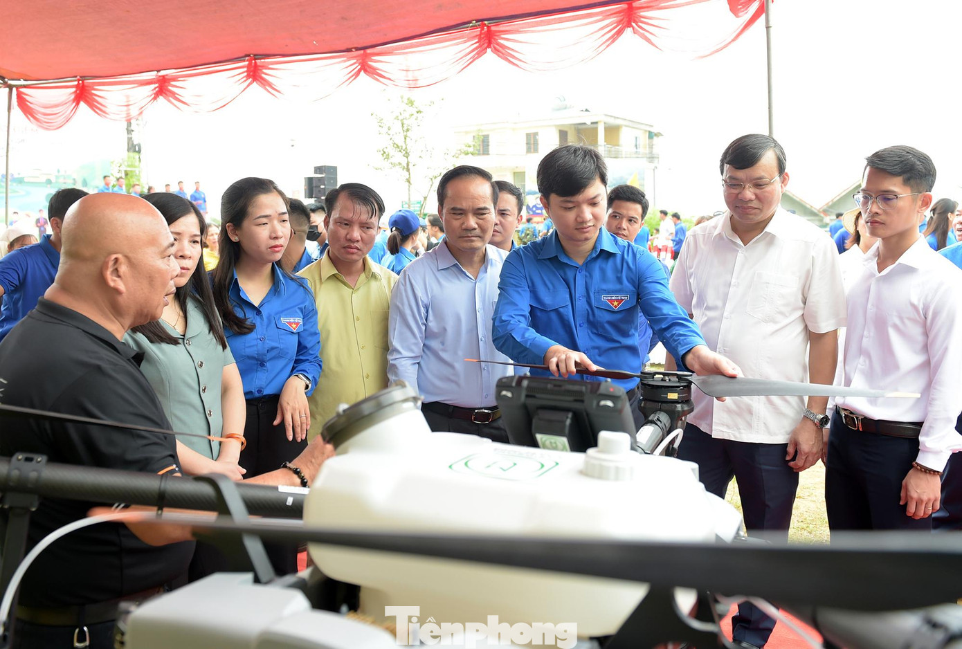 Anh Nguyễn Minh Triết và các đại biểu tham quan gian hàng nông nghiệp số và thiết bị công nghệ trong ngành nông nghiệp. Ảnh: Xuân Tùng