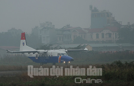 Máy bay hạ cánh xuống đường băng