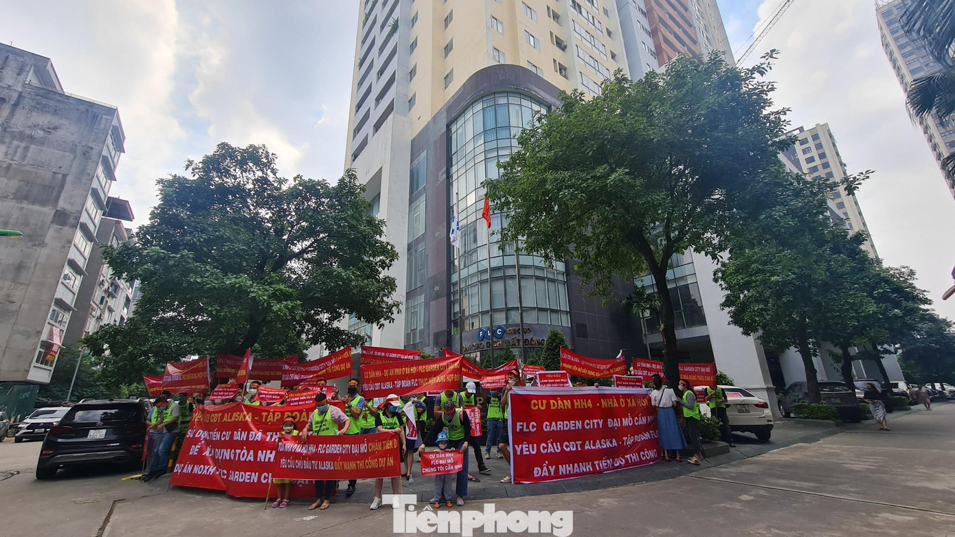 Hàng trăm khách hàng tập trung trước tòa nhà FLC Landmark Tower trên đường Lê Đức Thọ để băng rôn đòi nhà, yêu cầu chủ đầu tư đẩy nhanh tiến độ thi công.