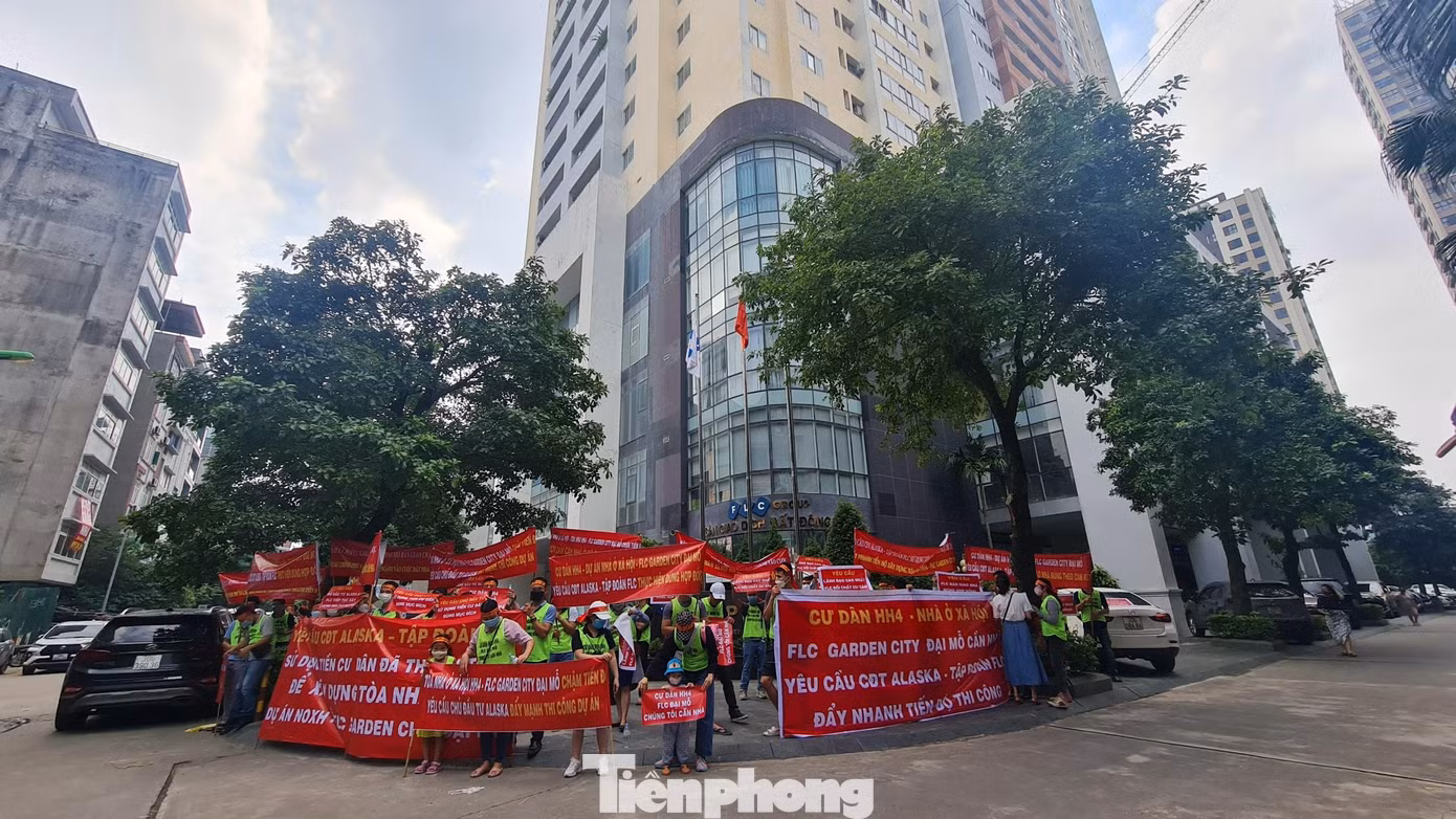 Hàng trăm khách hàng tập trung trước tòa nhà FLC Landmark Tower trên đường Lê Đức Thọ để băng rôn đòi nhà, yêu cầu chủ đầu tư đẩy nhanh tiến độ thi công.
