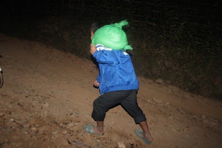 Học sinh gùi gạo về bản.