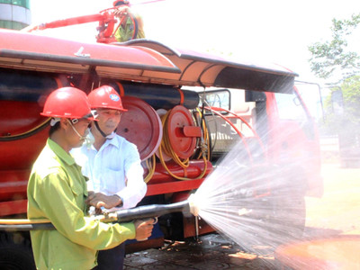 Thực nghiệm công năng xe chữa cháy tự hành. Ảnh:Nguyễn Huy