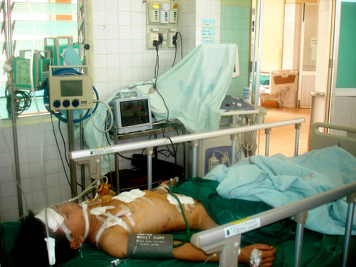 Một nạn nhân đang được chăm sóc đặc biệt