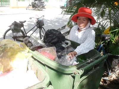 Chị Phin lam lũ nhặt rác trên hè phố nuôi cả đại gia đình bất hạnh 