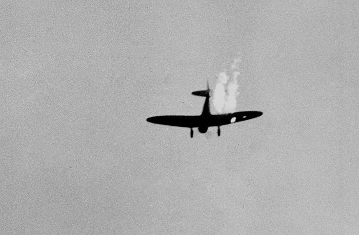 Máy bay ném bom Nhật Bản đang bổ nhào vào bốc cháy sau khi trúng đạn phòng không của Mỹ