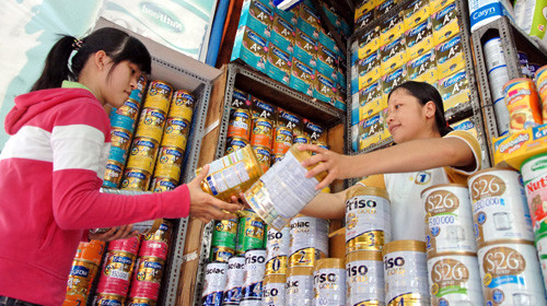 Trong khi giá sữa nhập khẩu giảm mạnh thì giá bán lẻ lại tăng mạnh. Ảnh: T.Đạm
