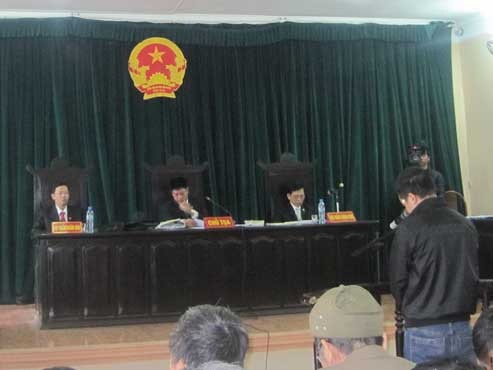 Đông đảo người dân đến nghe xét xử, đứng bên ngoài tòa án