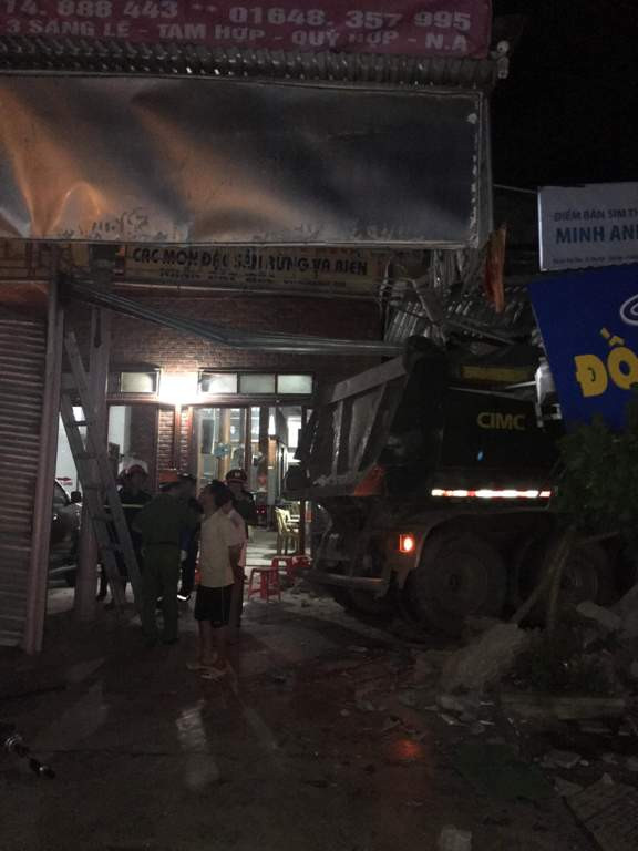 Kinh hãi xe tải kéo rơ móc đâm vào nhà dân lúc rạng sáng ảnh 1