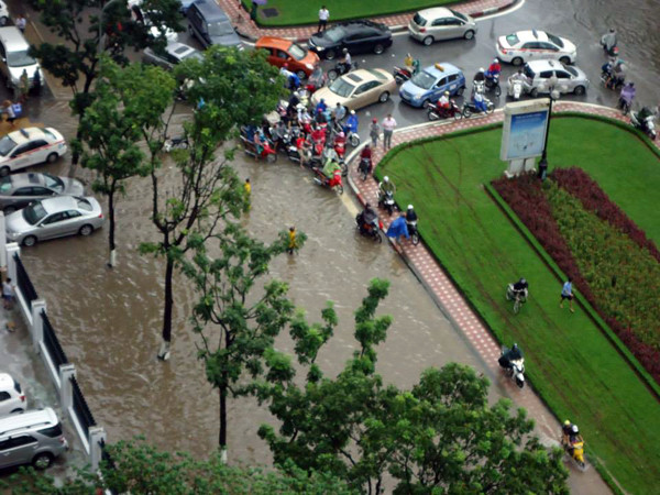 Tuyến đường Liễu Giai (Ba Đình) chìm trong nước sau trận mưa sáng nay.