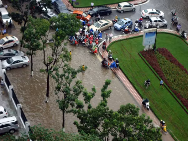 Tuyến đường Liễu Giai (Ba Đình) chìm trong nước sau trận mưa sáng nay.