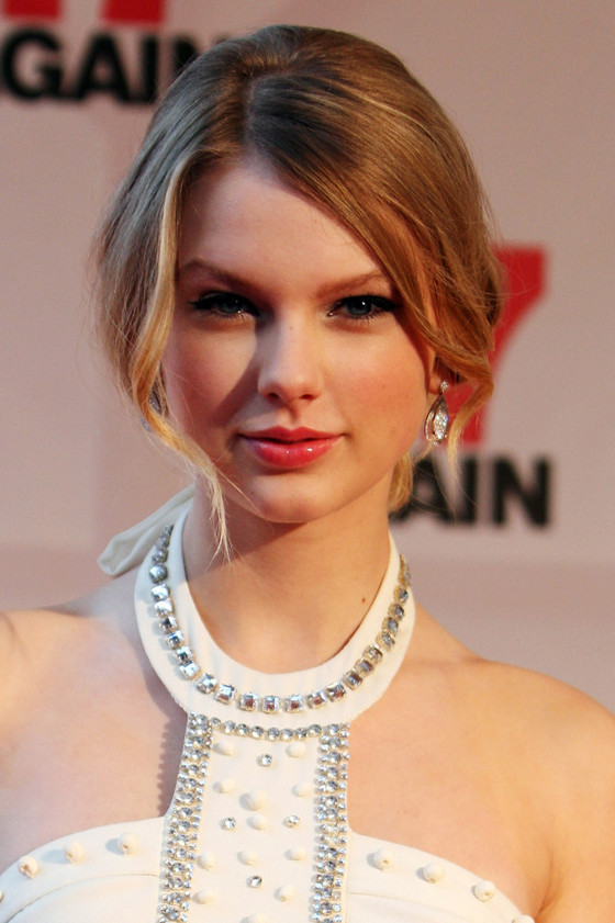 Muôn kiểu tóc đẹp như Taylor Swift ảnh 16