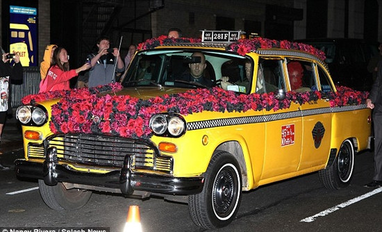 Lady Gaga thay 8 bộ trang phục kỳ dị trong ngày ảnh 1