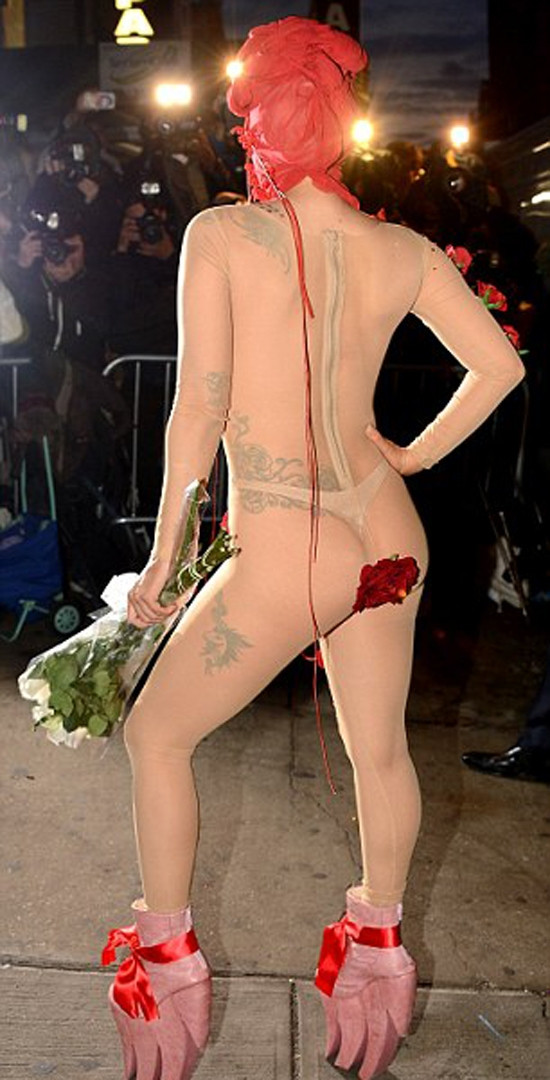 Lady Gaga thay 8 bộ trang phục kỳ dị trong ngày ảnh 5