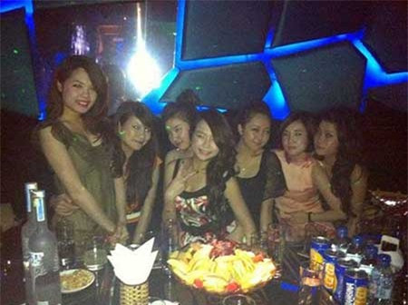 Tuấn Hưng ăn hỏi bạn gái đúng ngày ‘Cá tháng tư’ ảnh 3