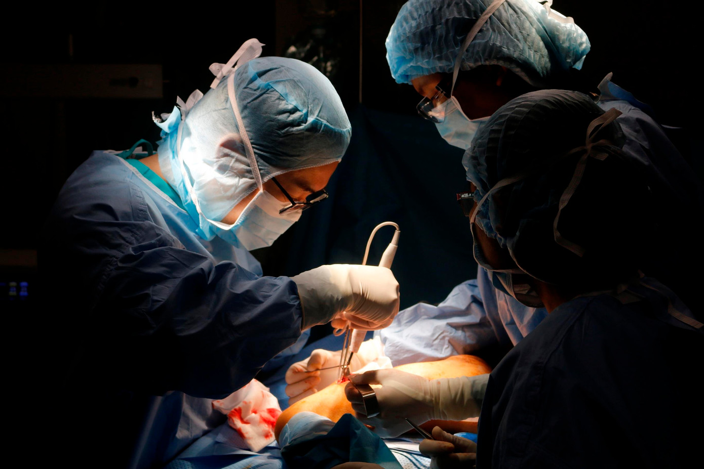 Phẫu thuật thành công cho bé gái 8 năm cõng khối bướu 4 kg trên lưng ảnh 3