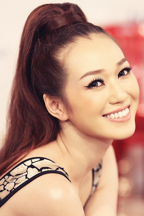 Khánh My xinh đẹp và tươi tắn trong hậu trường