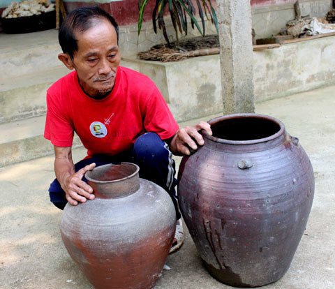 Gia đình ông Lê Trọng Bố (làng Cẩm Trang) đang lưu giữ nhiều hiện vật bình gốm, bình đất nung cổ