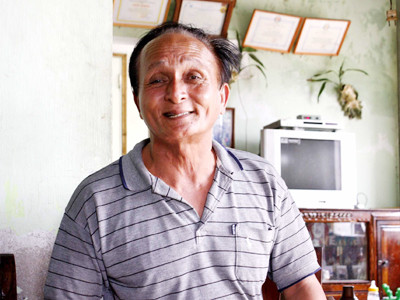 Ông Đúng say sưa hát đãi khách