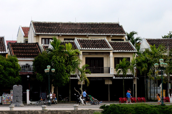 Nhiều công trình mới xây dựng cũng được xây cất với mái ngói âm dương