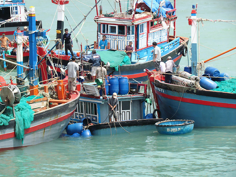 Ngư dân phải lặn sâu xuống, buộc các phao hơi cho tàu KH-02915-TS nổi dần lên, rồi buộc dây chão để 4 tàu kéo tàu này nổi hẳn lên