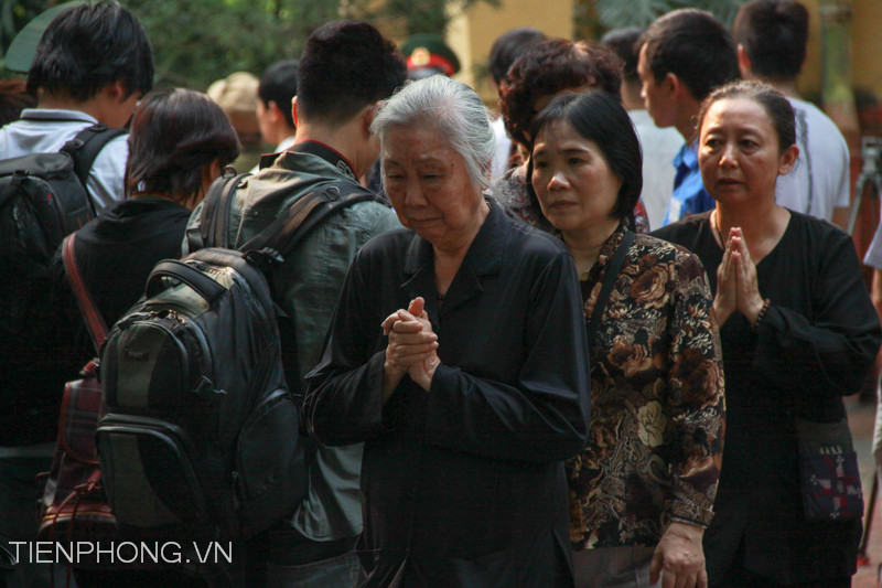 Nhiều người xúc động rơi lệ