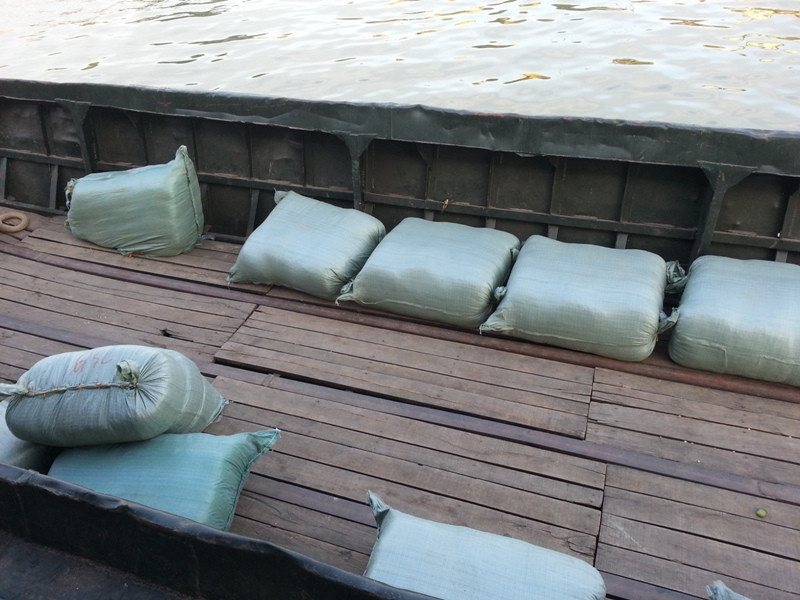 Gần một tấn thực phẩm nghi mực giả.