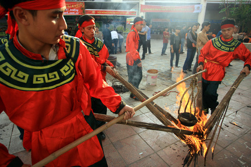  Cuộc thi được tổ chức tại sân đình, có 4 giáp trong làng: Đông, Tây, Nam, Bắc tham dự. Mỗi giáp cử 5 chàng trai khỏe mạnh...