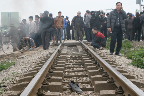 Chiếc giầy của nạn nhân văng xa hàng chục mét